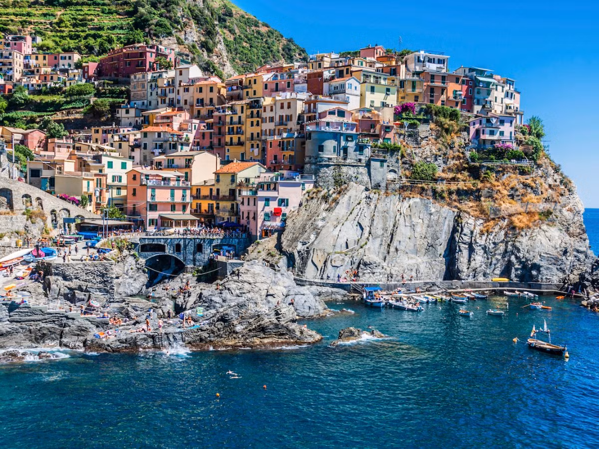 Làng chài ven biển thuộc Cinque Terre ở Italy hấp dẫn, cuốn hút du khách đi du lịch một mình.