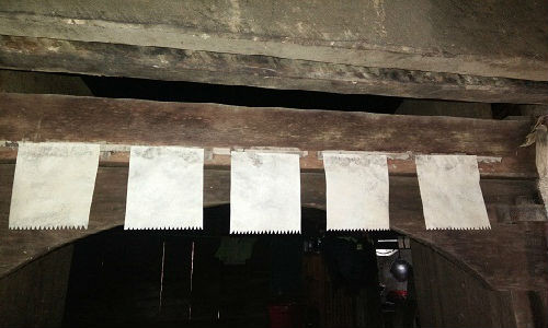 Giai ma tam giay trang nguoi Mong dan trong nha