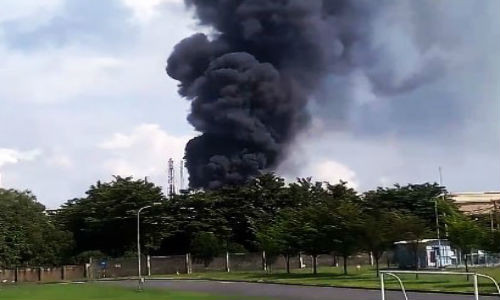 Khói tạo thành cột, bốc cao hàng chục mét. Ảnh: C.T.V.