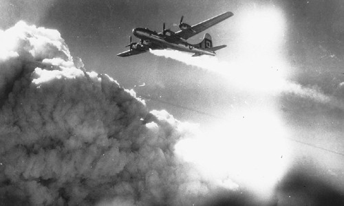 Trước những cuộc không kích của Mỹ, khói đen của bom đạn bay ngút trời Kobe.