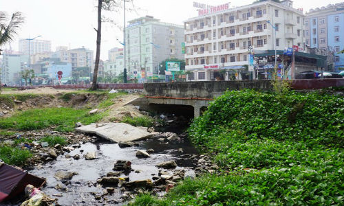 Cống dẫn nước thải nằm bên đường Hồ Xuân Hương.