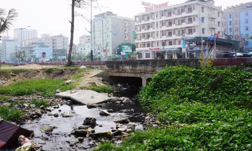 Cống dẫn nước thải nằm bên đường Hồ Xuân Hương.