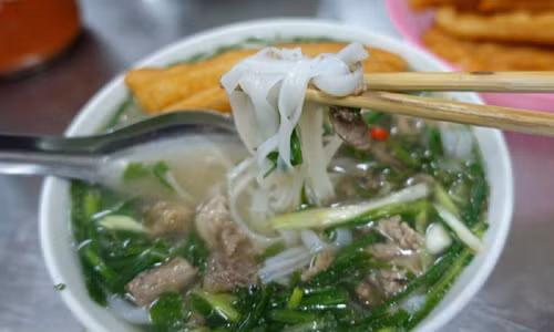 Ăn phở ở thủ đô Hà Nội, Việt Nam được Business Insider nhận định là một trải nghiệm hấp dẫn ở châu Á mà du khách nên thử. Phở đã trở thành món ăn nổi tiếng của Việt Nam cũng như trên thế giới. Món ăn độc đáo này được nhiều lần bình chọn nằm trong danh sách những món ăn ngon hấp dẫn nhất thế giới.