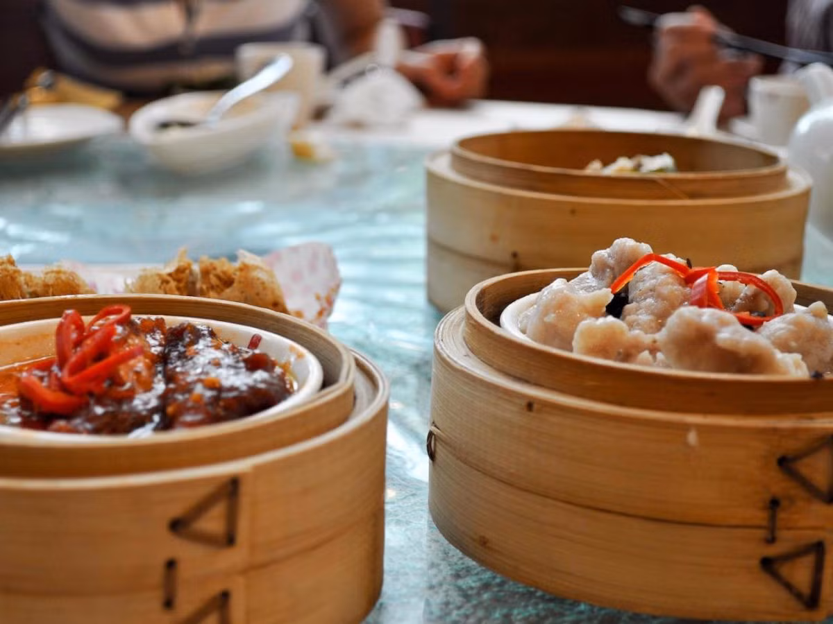 Thưởng thức món Dim Sum nổi tiếng ở Hong Kong.