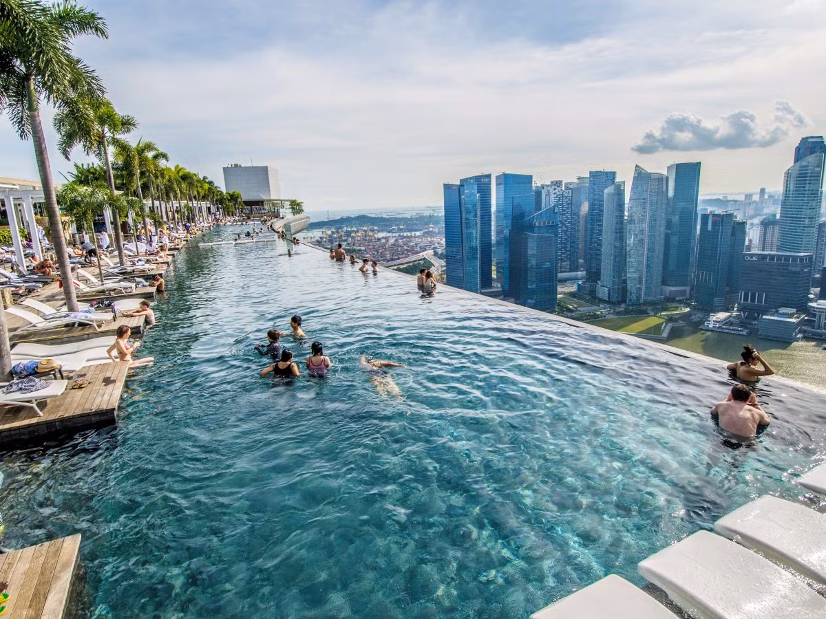 Bể bơi vô cực tại Marina Bay Sands Hotel, Singapore là nơi lý tưởng cho du khách ngắm đường chân trời từ tầng 57.