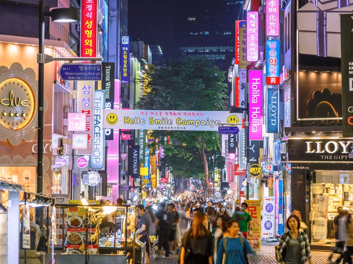 Đi mua sắm ở Myeong Dong - một trong những khu mua sắm nhộn nhịp nhất ở Seoul, Hàn Quốc.