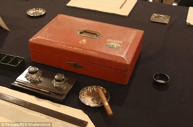 Một số vật dụng cá nhân của Thủ tướng Churchill như cặp đựng tài liệu màu đỏ hay điếu xì gà được bảo quản cẩn thận tại Phòng Nội các chiến tranh ở thủ đô London.