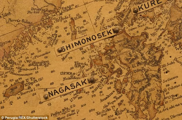 Thủ tướng Churchill và các quan chức Anh đã bỏ ra hàng trăm giờ đồng hồ để nghiên cứu, thảo luận các báo cáo, bản đồ để đề ra những kế hoạch hiệu quả nhằm đánh bại phát xít Đức trong Chiến tranh thế giới 2.