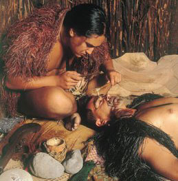 Đối với “Tā moko”, cách xăm này dùng để chỉ việc khắc vào da (theo đúng nghĩa đen) với một cái đục gọi là “UHI”. Quá trình này sẽ để lại những đường rãnh vĩnh viễn trên bề mặt da (thường là ở mặt, hậu môn và đùi), tạo nên kết cấu độc đáo cho hình xăm.