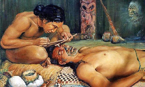 Người Maori cũng xăm mình như nhiều dân tộc khác thời xưa. Cả nam giới và nữ giới đều thực hành xăm mình và phổ biến là xăm lên mặt. Tuy nhiên, một số người xăm hình xăm lên cổ, cánh tay... Những hình xăm đó hầu hết được xăm lên cơ thể từ khi họ còn trẻ.