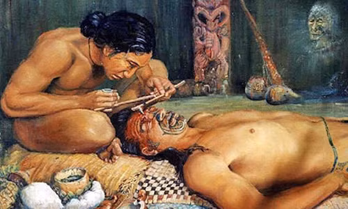 Người Maori cũng xăm mình như nhiều dân tộc khác thời xưa. Cả nam giới và nữ giới đều thực hành xăm mình và phổ biến là xăm lên mặt. Tuy nhiên, một số người xăm hình xăm lên cổ, cánh tay... Những hình xăm đó hầu hết được xăm lên cơ thể từ khi họ còn trẻ.