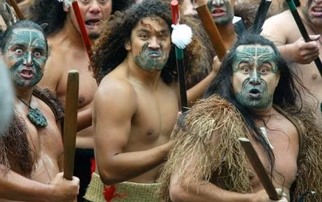 Người Maori còn nổi tiếng với điệu nhảy Haka. Khi thực hiện điệu nhảy này, khuôn mặt của người Maori càng hung dữ thì điệu nhảy sẽ càng thành công.