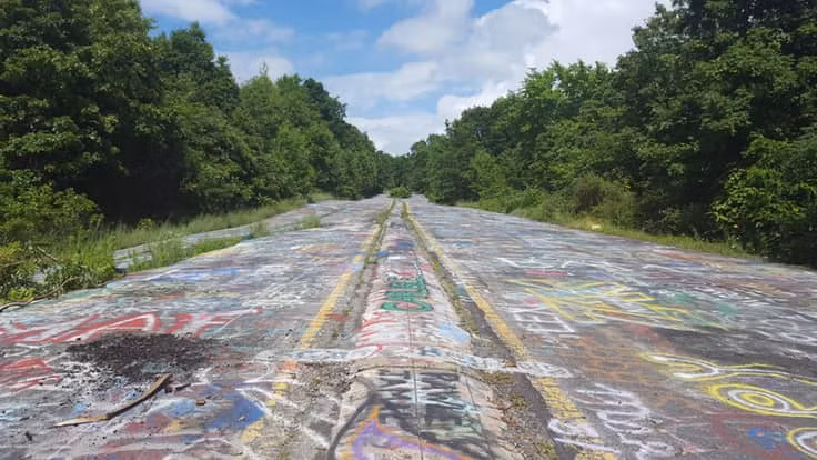 Centralia ở Pennsylvania là một trong những thị trấn ma đáng sợ ở Mỹ. Trước khi bị bỏ hoang, một mỏ than bị cháy ở Centralia năm 1961 nhưng không rõ nguyên nhân.