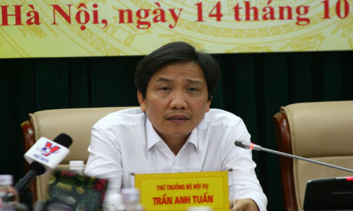 Thứ trưởng Bộ Nội vụ Trần Anh Tuấn trả lời báo chí. Ảnh:Thắng Quang.