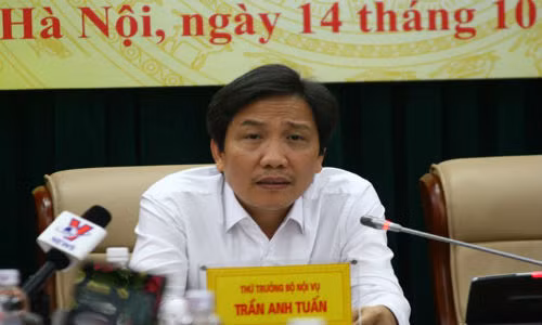 Thứ trưởng Bộ Nội vụ Trần Anh Tuấn trả lời báo chí. Ảnh:Thắng Quang.