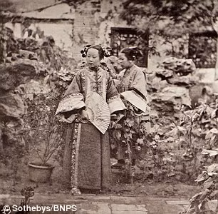 Vẻ đẹp truyền thống của hai cô gái Mãn Châu khi tham dự hôn lễ.