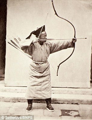 Chân dung người lính Mãn Châu giương cung tên ngắm bắn mục tiêu.