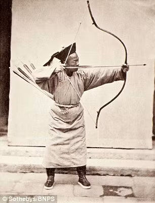 Chân dung người lính Mãn Châu giương cung tên ngắm bắn mục tiêu.