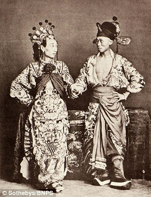 Hai diễn viên người Trung Quốc nhập vai hoàn toàn vào nhân vật trong vở kịch.