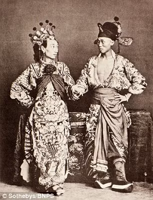 Hai diễn viên người Trung Quốc nhập vai hoàn toàn vào nhân vật trong vở kịch.