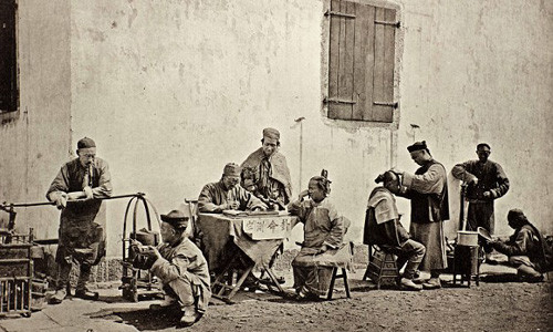 Trong thời gian ở Trung Quốc từ năm 1873 - 1874, nhiếp ảnh gia người Scotland John Thomson đã chụp hơn 300 bức ảnh đen trắng về đất nước - con người nơi đây. Hình ảnh cuộc sống đời thường, mộc mạc, giản dị ở Trung Quốc hơn 140 năm trước đem đến cho độc giả cái nhìn chân thực hơn về quốc gia này.