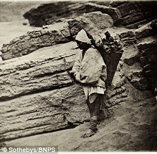 Ảnh chụp một phụ nữ Trung Quốc lam lũ vất vả.