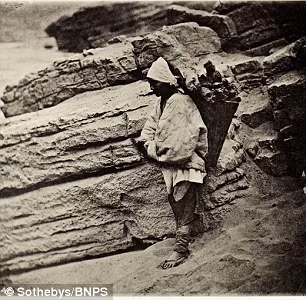 Ảnh chụp một phụ nữ Trung Quốc lam lũ vất vả.