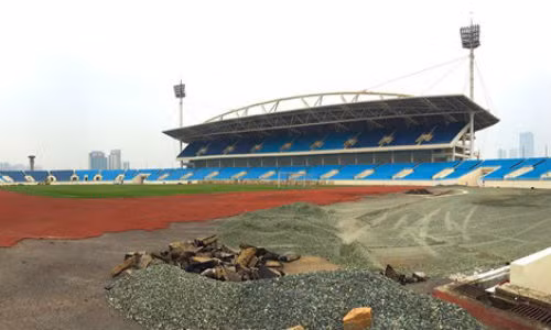  Sân Mỹ Đình khánh thành năm 2003 nhằm phục vụ một số môn thi đấu tại SEA Games 22 tổ chức tại Việt Nam. Theo các chuyên gia, lớp cao su trên đường chạy điền kinh vòng quanh sân (đường piste) phải được thay mới sau 4-6 năm sử dụng.