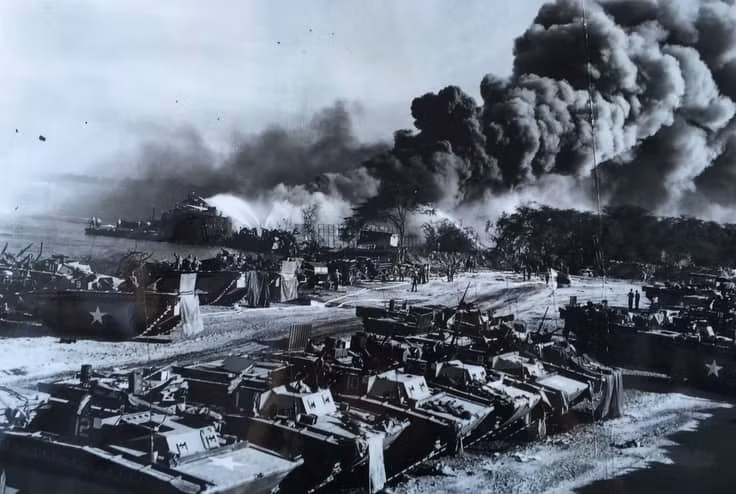 Năm 1941, hải quân Nhật Bản bất ngờ tấn công hạm đội Mỹ ở Trân Châu Cảng, khiến hơn 2.000 người tử vong và hàng trăm tàu thuyền, máy bay bị phá hủy.