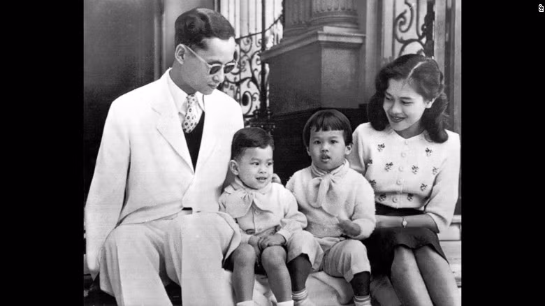 Quốc vương Bhumibol và Hoàng hậu Sirikit Kityakara có 4 người con, trong đó có 3 con gái. Trong ảnh là vợ chồng Quốc vương Bhumibol và Hoàng hậu Sirikit Kityakara bên hoàng tử Vajiralongkorn và công chúa Ubol Ratana. Hai người con gái còn lại của Quốc vương Bhumibol là Maha Chakri Sirindhorn và Chulabhorn Walailak.