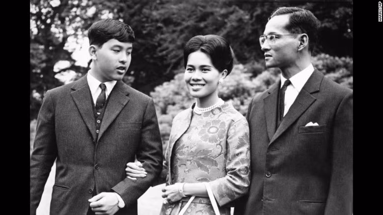 Quốc vương Bhumibol chụp ảnh cùng Hoàng hậu Sirikit Kityakara và Hoàng hậu Sirikit Kityakara (13 tuổi) trong chuyến thăm Vương quốc Anh năm 1966.