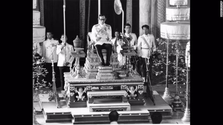Quốc vương Bhumibol trong một cuộc họp tổ chức ở Bangkok năm 1976. Trong suốt 70 năm trị vì, Quốc vương Bhumibol Adulyadej đã chứng kiến 17 cuộc đảo chính.