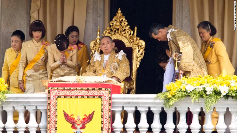Quốc vương Bhumibol chụp ảnh cùng các thành viên trong gia đình trong lễ kỷ niệm sinh nhật lần thứ 85 của ông năm 2012.