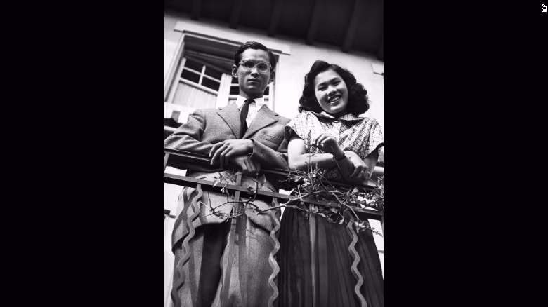 Quốc vương Thái Lan Bhumibol và vợ tương lai - Công chúa Sirikit Kityakara tại Lausanne năm 1949. Một năm sau đó, Quốc vương Bhumibol kết hôn với Công chúa Sirikit Kityakara tại cung điện Srapathum ở Bankok.