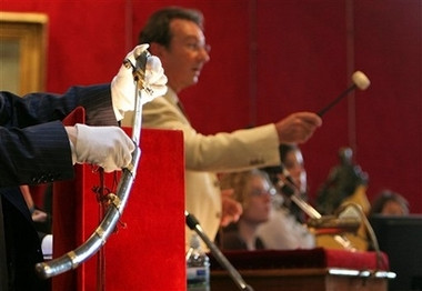 Vào mùa hè năm 2007, thanh kiếm của Napoleon được bán đấu giá tại Pháp với giá hơn 6,4 triệu USD.