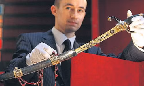 Giống như nhiều người, hoàng đế Napoleon Bonaparte có một số "vật bất ly thân" mỗi khi ra chiến trận. Năm 1799, Napoleon Bonaparte trở thành nhà cầm quân và chính khách nổi tiếng tại Pháp sau cuộc đảo chính. 5 năm sau đó, Napoleon trở thành hoàng đế Pháp.