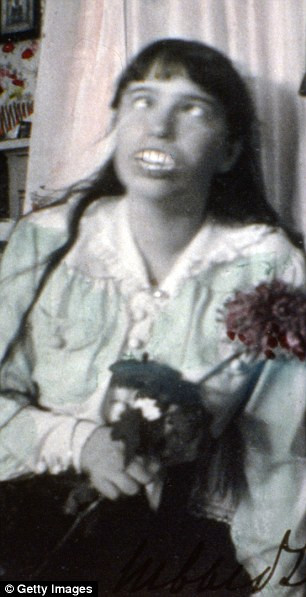 Công chúa Anastasia tinh nghịch với bộ răng giả, khiến nhiều người giật mình bởi gương mặt khác lạ.