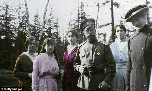 Những bức ảnh về gia đình Sa hoàng cuối cùng ở Nga - Sa hoàng Nicholas II được chụp vào năm 1915 - 1916. Trong ảnh là Sa hoàng Nicholas II chụp ảnh cùng với 4 con gái: từ trái sang phải là Maria, Anastasia, Olga và Tatiana trong một chuyến dã ngoại.