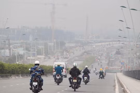 Đường xuống cầu Thủ Thiêm có đoạn dốc nhìn từ phía xa cữ ngỡ như Đà Lạt.