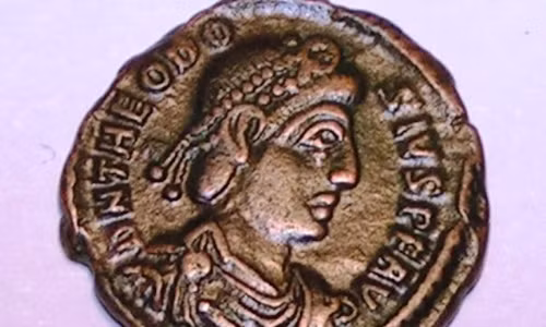 Theodosius I hay còn gọi Theodosius Đại đế trị vì từ năm 379-395. Ông là vị hoàng đế cuối cùng trị vì cả đế quốc Đông và Tây La Mã.