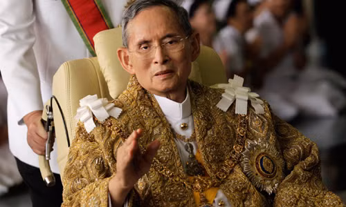 Quốc vương Thái Lan Bhumibol Adulyadej trị vì trong 70 năm khi lên ngôi từ năm 1946. Là một trong số những Quốc vương trị vì lâu nhất thế giới, Nhà vua Bhumibol mới qua đời ở tuổi 88 vào ngày 13/10 vừa qua.
