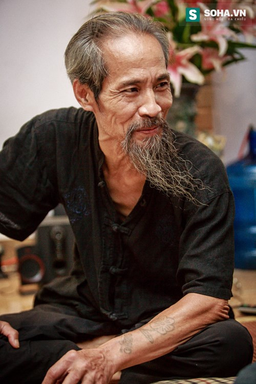 Diễn viên Chu Hùng, sinh năm 1956. Chu Hùng là một nghệ sĩ đa tài. Khi còn trẻ ông thi đỗ cả ngành hội họa và diễn viên. Nhưng sau đó quyết định đi theo nghiệp diễn cùng một người bạn.