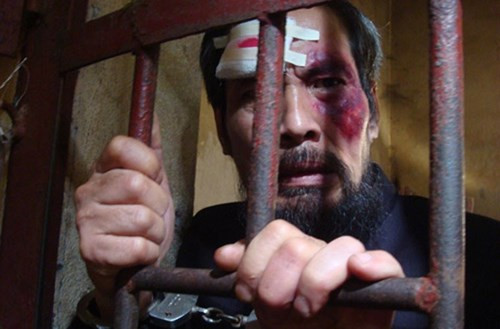 Vai Vấn "sầm" trong phim "Mặt nạ hoàn hảo" cũng là một trong những vai diễn đáng chú ý của nghệ sĩ Chu Hùng. Trong phim này, Vấn "sầm" cũng là tay buôn lậu khét tiếng với những thủ đoạn vô cùng gian xảo.