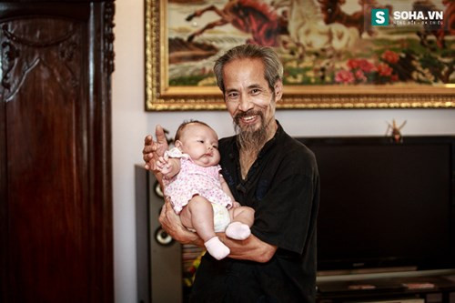 Bên cạnh đó, nghệ sĩ này vẫn hàng ngày phụ giúp vợ công việc kinh doanh cửa hàng vải trên phố Phùng Khắc Khoan, quận Hai Bà Trưng, Hà Nội và tận hưởng những ngày tháng an nhàn của tuổi già bên con cháu. Ảnh trong bài: VTV/Tri Thức Trẻ