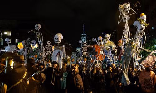 Trong lễ hội Halloween, người dân Mỹ tổ chức nhiều sự kiện sôi nổi như các lễ hội hóa trang, các bữa tiệc náo nhiệt, buổi diễu hành lớn... Một trong những sự kiện tiêu biểu là Greenwich Village Halloween Parade được tổ chức hoành tráng ở Manhattan, New York.