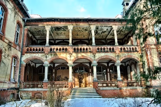Bệnh viện bị bỏ hoang Beelitz-Heilstätten nằm ở phía tây nam Berlin, Đức từng nơi từng chữa trị cho trùm phát xít Adolf Hitler. Địa điểm hãi hùng này khiến nhiều người rùng mình bởi không khí u ám đến rợn người của 60 tòa nhà khác nhau bị bỏ hoang.