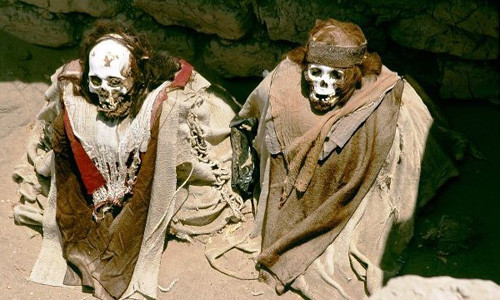 Nghĩa trang Chauchilla nằm giữa sa mạc phía đông nam thành phố Nasca, Peru là nơi có những xác ướp của các thổ dân thuộc nền văn hóa Ica-Chincha cách đây 1.000 năm. Họ được an táng cùng nhiều trang sức bằng vàng và đồ gốm. Hầu hết xác ướp được đặt theo tư thế ngồi dựa lưng, đặc biệt là phần xương hàm khiến chúng trông như đang cười.