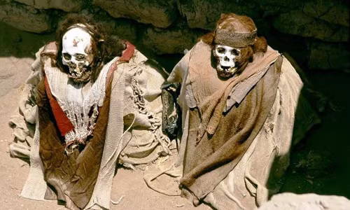 Nghĩa trang Chauchilla nằm giữa sa mạc phía đông nam thành phố Nasca, Peru là nơi có những xác ướp của các thổ dân thuộc nền văn hóa Ica-Chincha cách đây 1.000 năm. Họ được an táng cùng nhiều trang sức bằng vàng và đồ gốm. Hầu hết xác ướp được đặt theo tư thế ngồi dựa lưng, đặc biệt là phần xương hàm khiến chúng trông như đang cười.