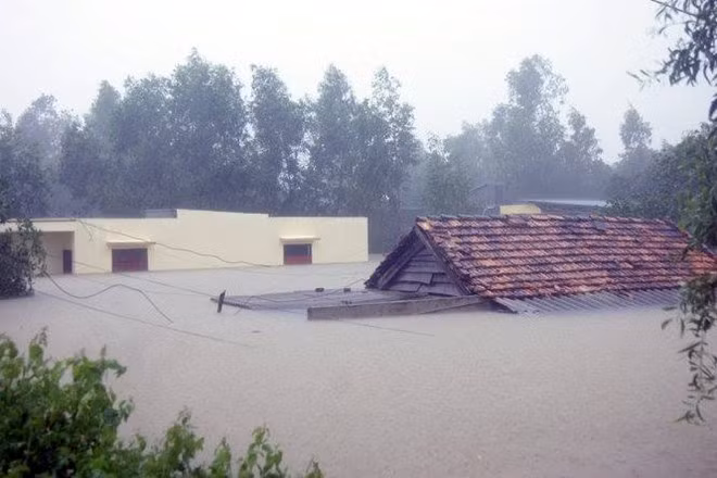  Lũ tại các sông ở Hà Tĩnh, Quảng Bình lên khá nhanh tối qua. Các huyện miền núi Quảng Bình nước lũ dâng ngập nhà dân. Ảnh: Báo Quảng Bình.
