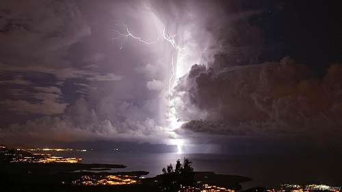 Hồ Maracaibo ở Venezuela là nơi bị sét đánh nhiều nhất thế giới. Sét đánh xuống mặt hồ Maracaibo khoảng 10 giờ/đêm và 140 - 160 đêm/năm. Do vậy, tính trung bình mỗi km2 của hồ phải nhận 250 cú sét đánh mỗi năm.